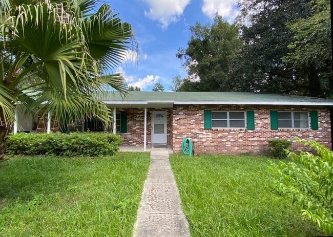 Building Photo - 4/3.5 with Pool Home Located in NW Central...