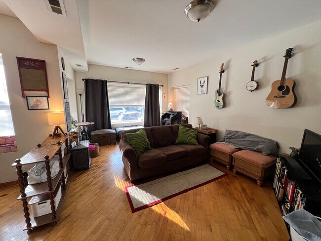 Living Room - Greenleaf-Paulina Apartments