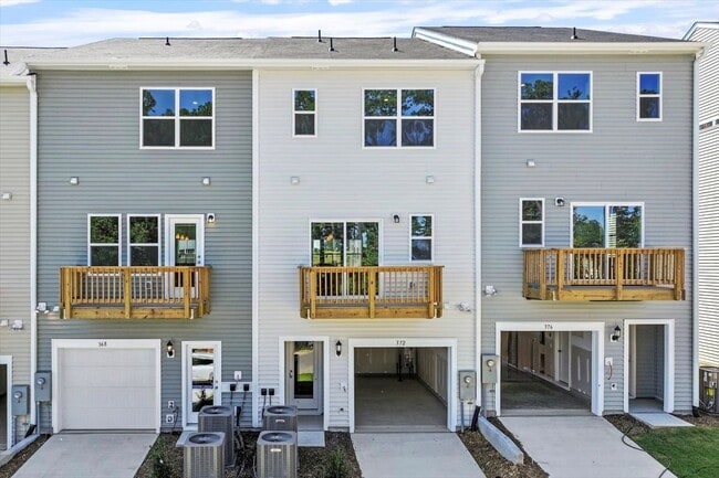 Photo - 372 Chesapeake Cmns St