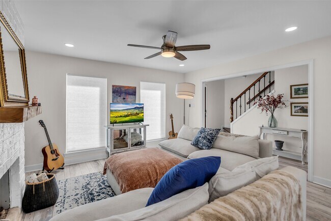 Photo - 1223 Saxony Ln
