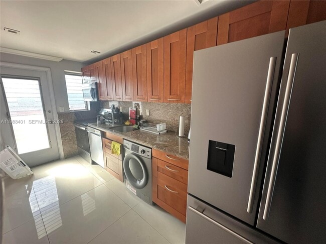 Building Photo - 1450 NE 170th St Unit 306