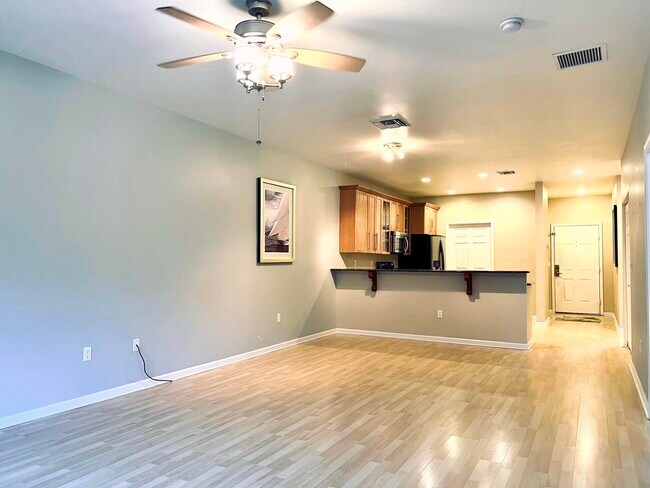 Photo - 325 NE 2nd Ave Unidad 202