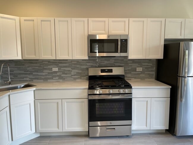 Building Photo - 714 Foster St Unit 2W