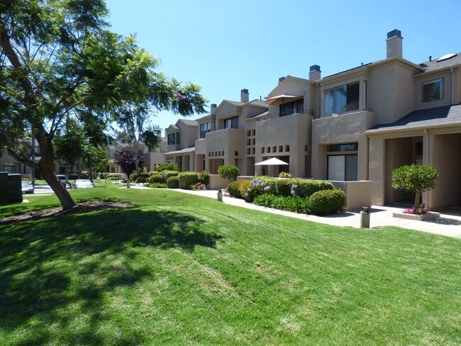 Building Photo - Bright, spacious townhouse located in UTC area, convenient to shopping and public transportation.