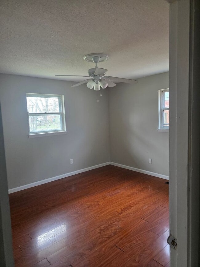 Photo - 2020 Louise Ave