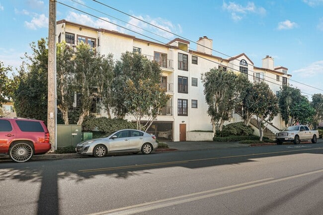 Building Photo - Rare Hillcrest Opportunity — 2BR Condo with Parking!