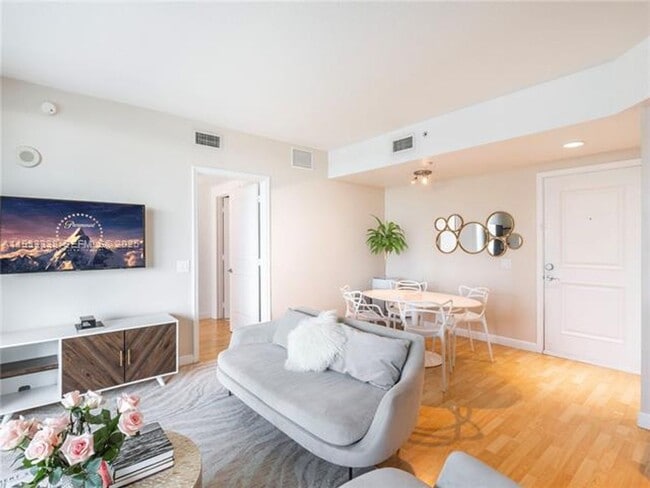 Photo - 480 NE 30th St Unit 480 NE 30th St  1103