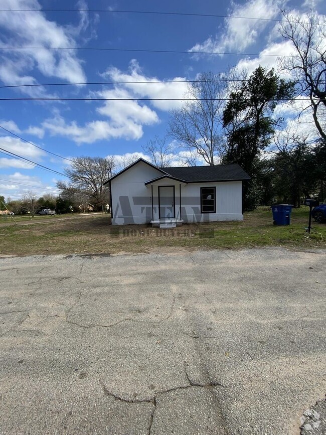 Building Photo - Charming 2 Bedroom 1 Bathroom home in Trin...