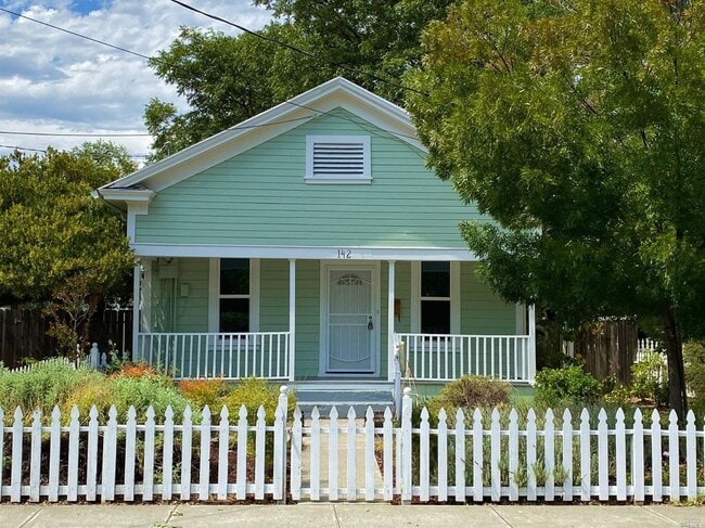 Building Photo - Darling Victorian Home - Walk to Downtown ...