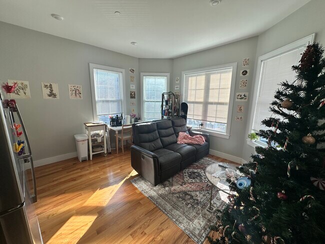 Photo - 1621 Tremont St