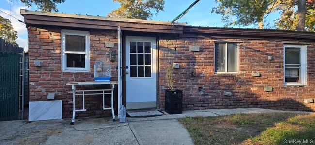 Building Photo - 35 Cedarhurst Ave