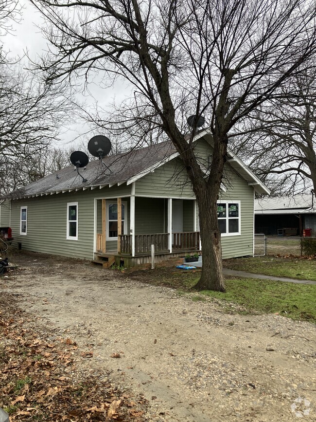 Building Photo - 710 E Lamar St Rental