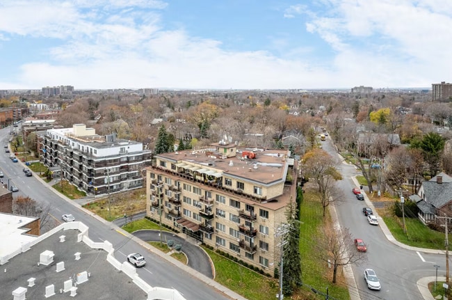 Building Photo - 5761 Ch De La Côte-Saint-Luc Unit 5761 Cote St Luc