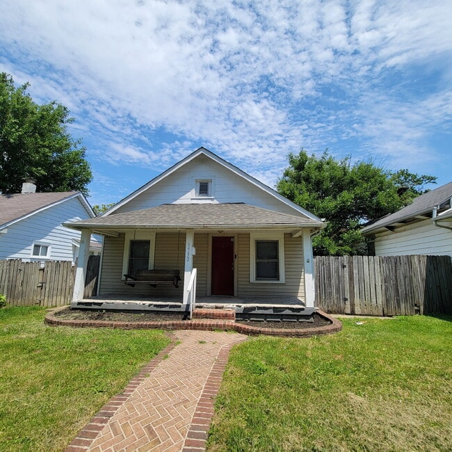 Building Photo - Near Southeast 2BR House!
