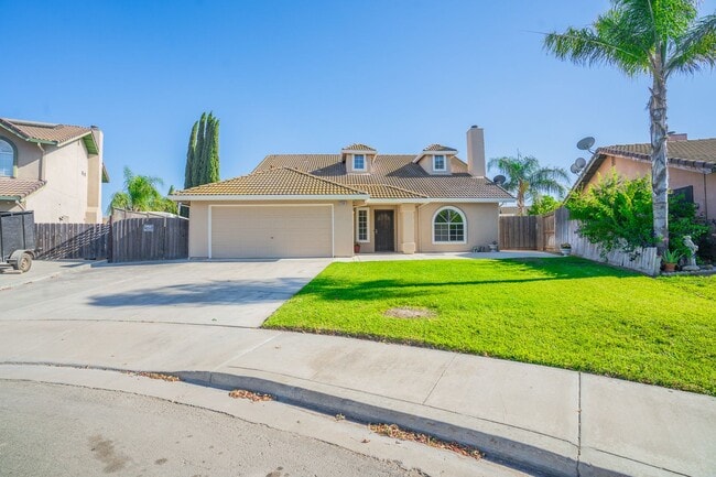 Photo - BEAUTIFUL 4 BEDROOM HOME WITH SWIMMING POOL!