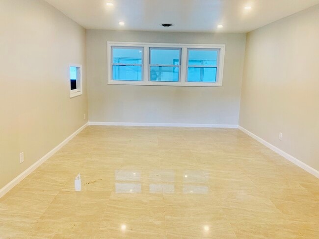 Living room - 3134 Stoney Creek Rd