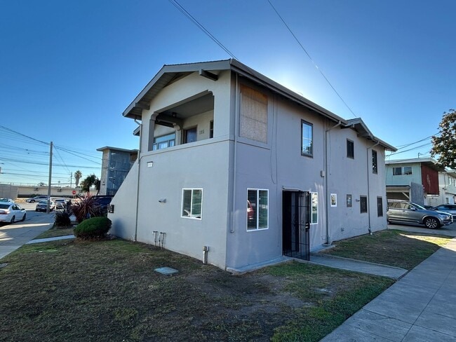 Building Photo - 195 Sylvan Ave Unit 2