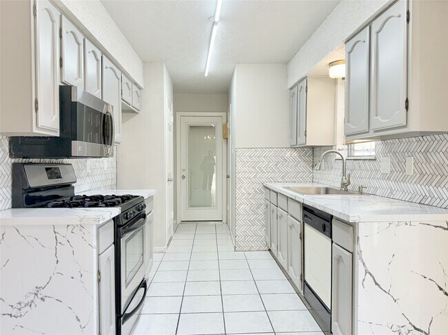 Photo - 12715 Middlesbrough Ln