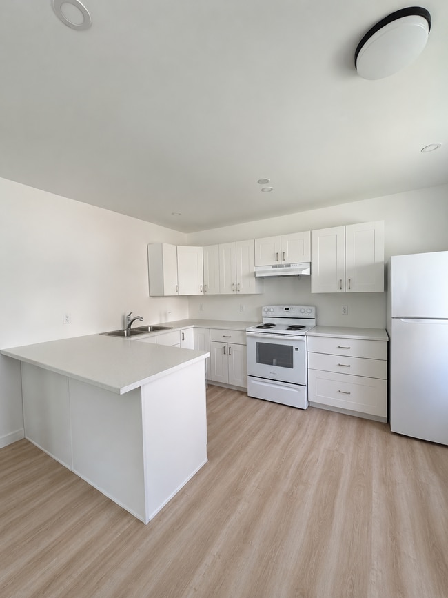 Building Photo - NEWLY RENOVATED THREE-BEDROOM APARTMENT - 94B PLEASANT STREET Unit B