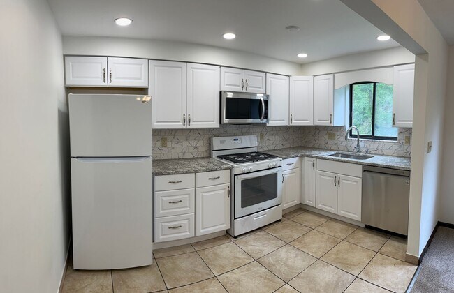 Photo - 2 Bedroom Shaler Townhouse with Garage