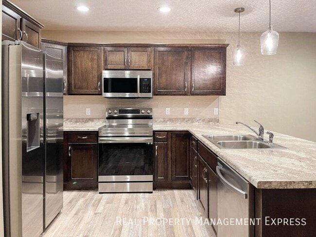3 Bedroom 2.5 Bathroom Single Family Townhome - 3 Bedroom 2.5 Bathroom Single Family Townhome