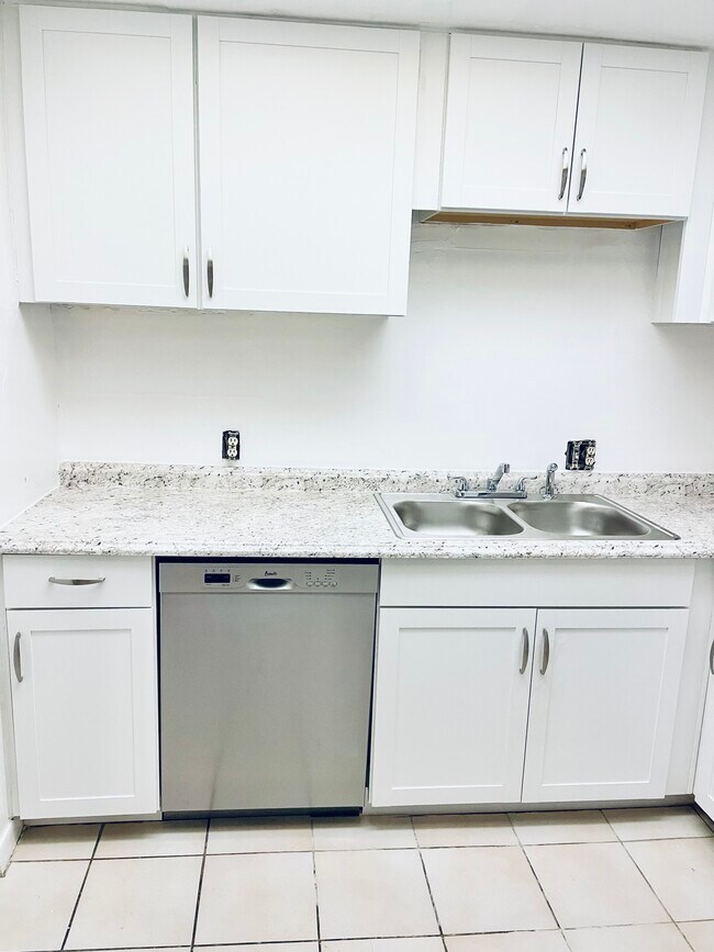 Kitchen 2 - 2500 Coral Springs Dr Unidad 115