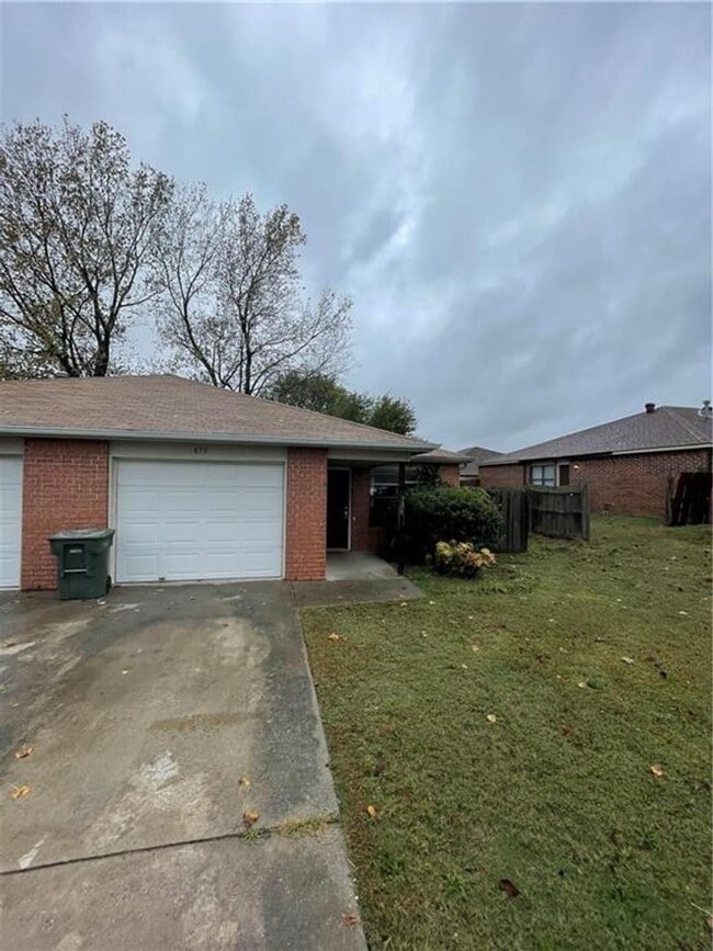 Building Photo - 672-672 W Martha Dr Unit 670 Martha