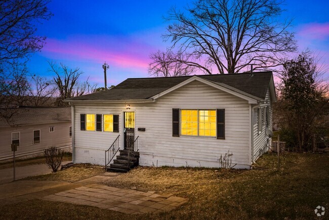 Building Photo - Beautifully Renovated 4 Bedroom 2 Bath Hom... Rental