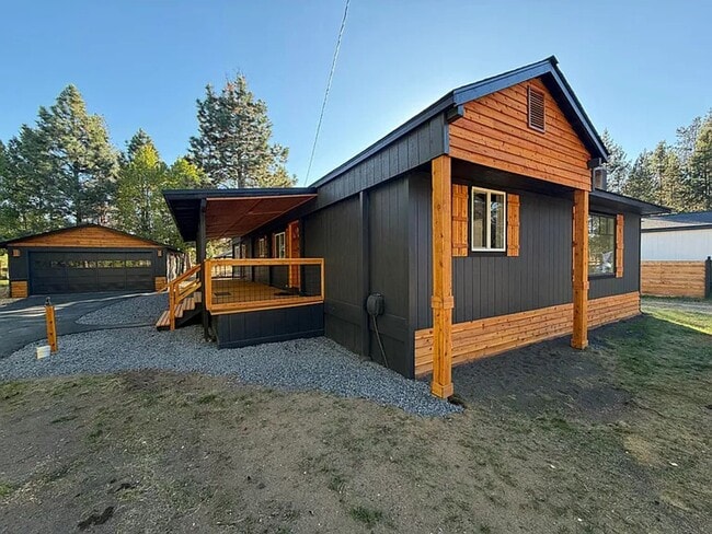 Building Photo - Available Now! | Updated Home | OWWII