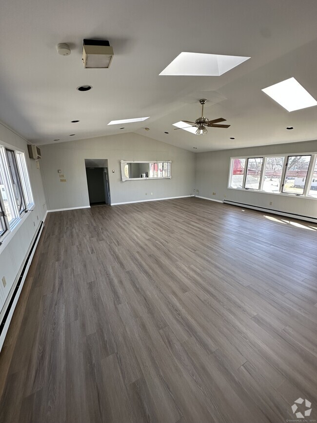 Building Photo - 477 Sedgewick Ave Unit 2nd Floor Rental
