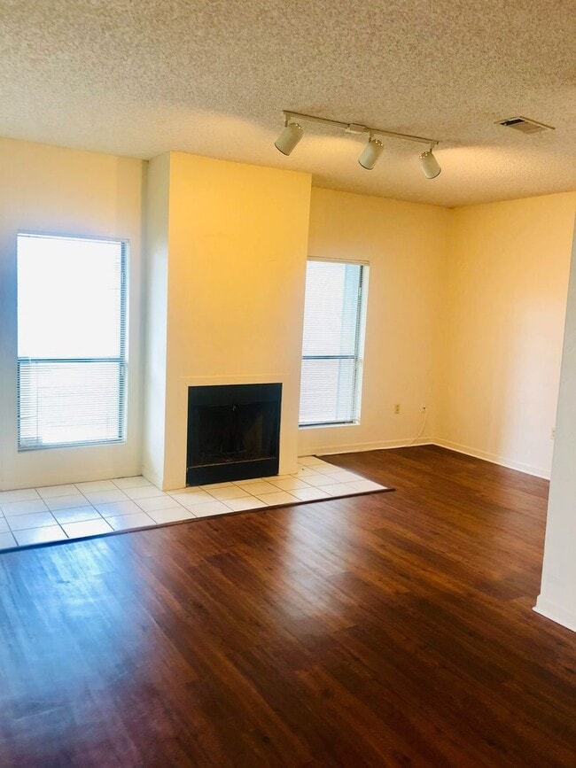 Photo - First-floor spacious 1-bedroom on LSU bus route Unit B15