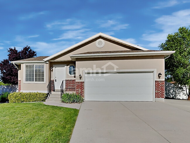 Photo - 747 N 600 W House