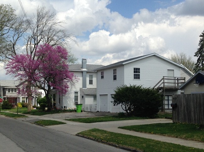 Photo - 807 Maple Ave