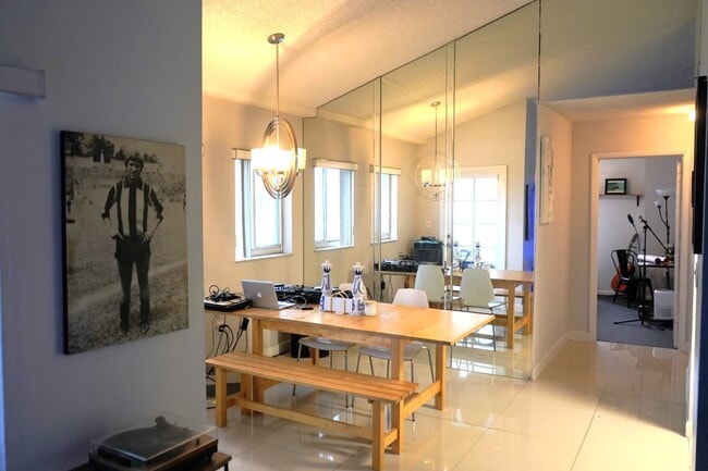 Dining area - 269 NW 7th St Unit 417