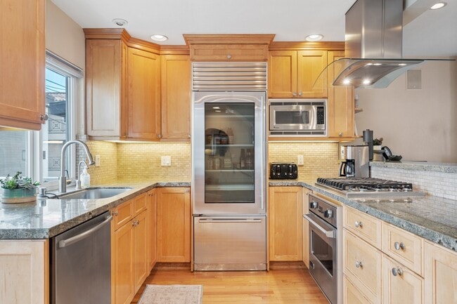 Photo - 427 Manhattan Ave