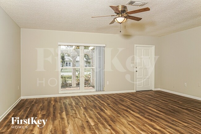 Photo - 833 Weeburn St