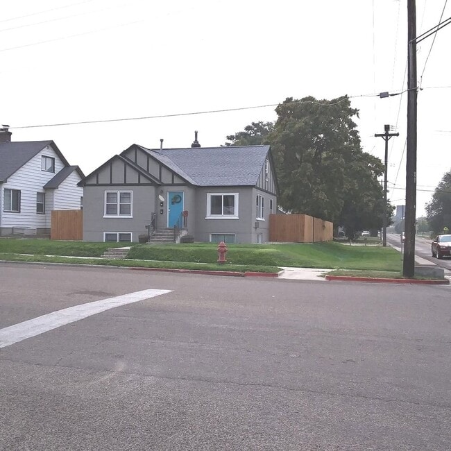 Building Photo - Nice Corner Lot