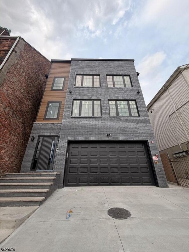Building Photo - 129 Mt Pleasant Ave Unit 1