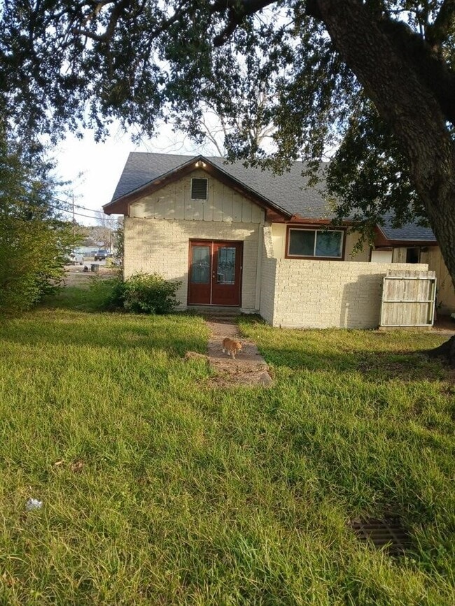 Building Photo - 304 Oak St