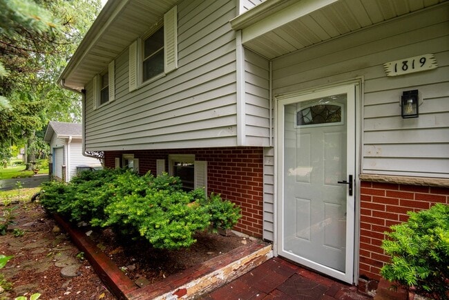 1819 Elmwood Dr