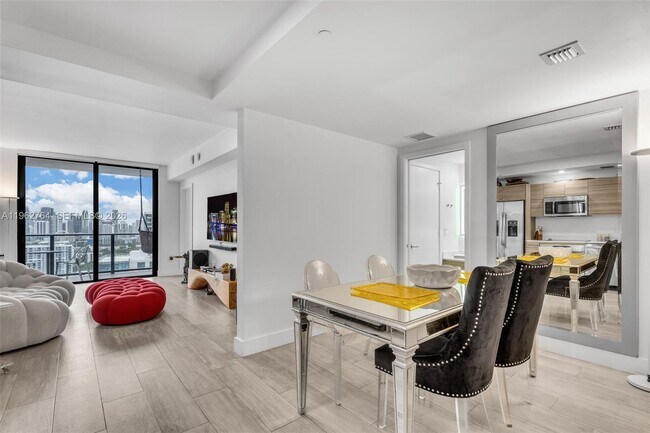 Photo - 121 NE 34th St Unidad 3003