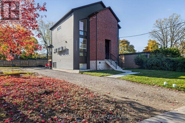 Photo - 417 Base Line Rd E Unité 1