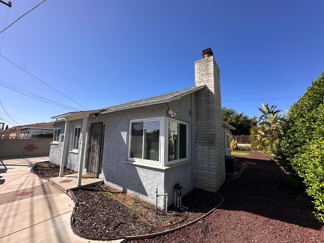 445 1/2 E Puente St