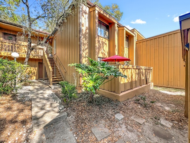 Building Photo - 233 Crown Oaks Way