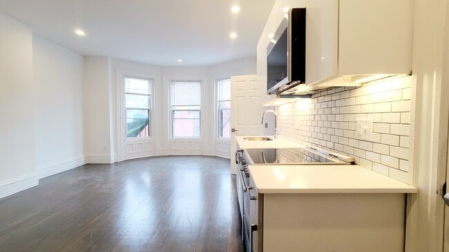 Building Photo - 255 Newbury St Unit 3R
