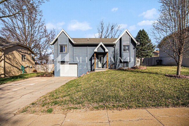Building Photo - Charming Split-Level Home in Chalco