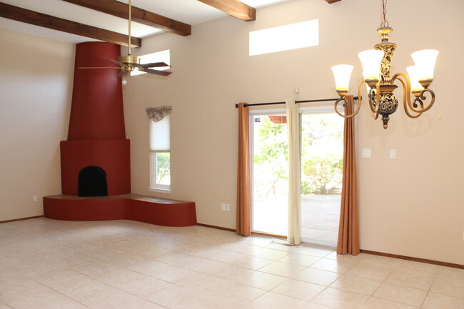 Beautiful 3 bdr, 2 bath SOLAR home w/large... - Beautiful 3 bdr, 2 bath SOLAR home w/large...