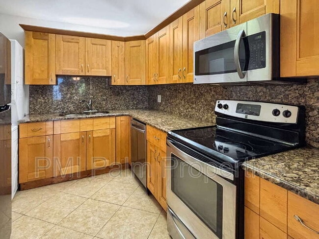 Building Photo - 390 Golfview Rd