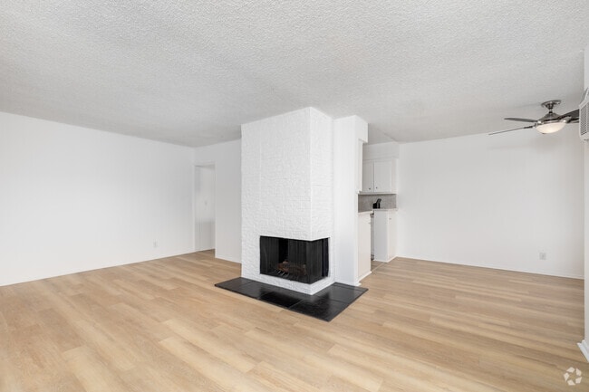 2BD, 2BA - 1,200SF - Living Room
