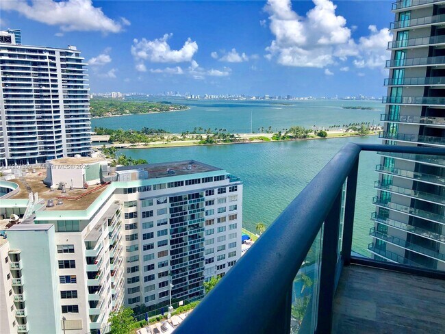 Photo - 650 NE 32nd St Unidad 2008